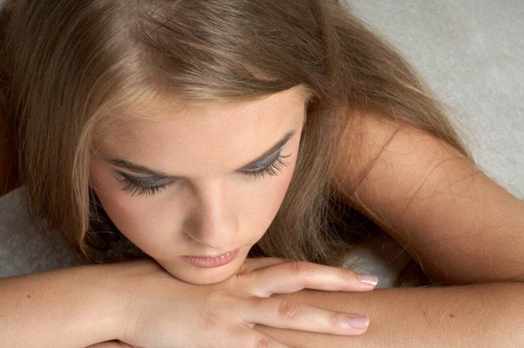 A woman lying down on her stomach while virtual thinking.