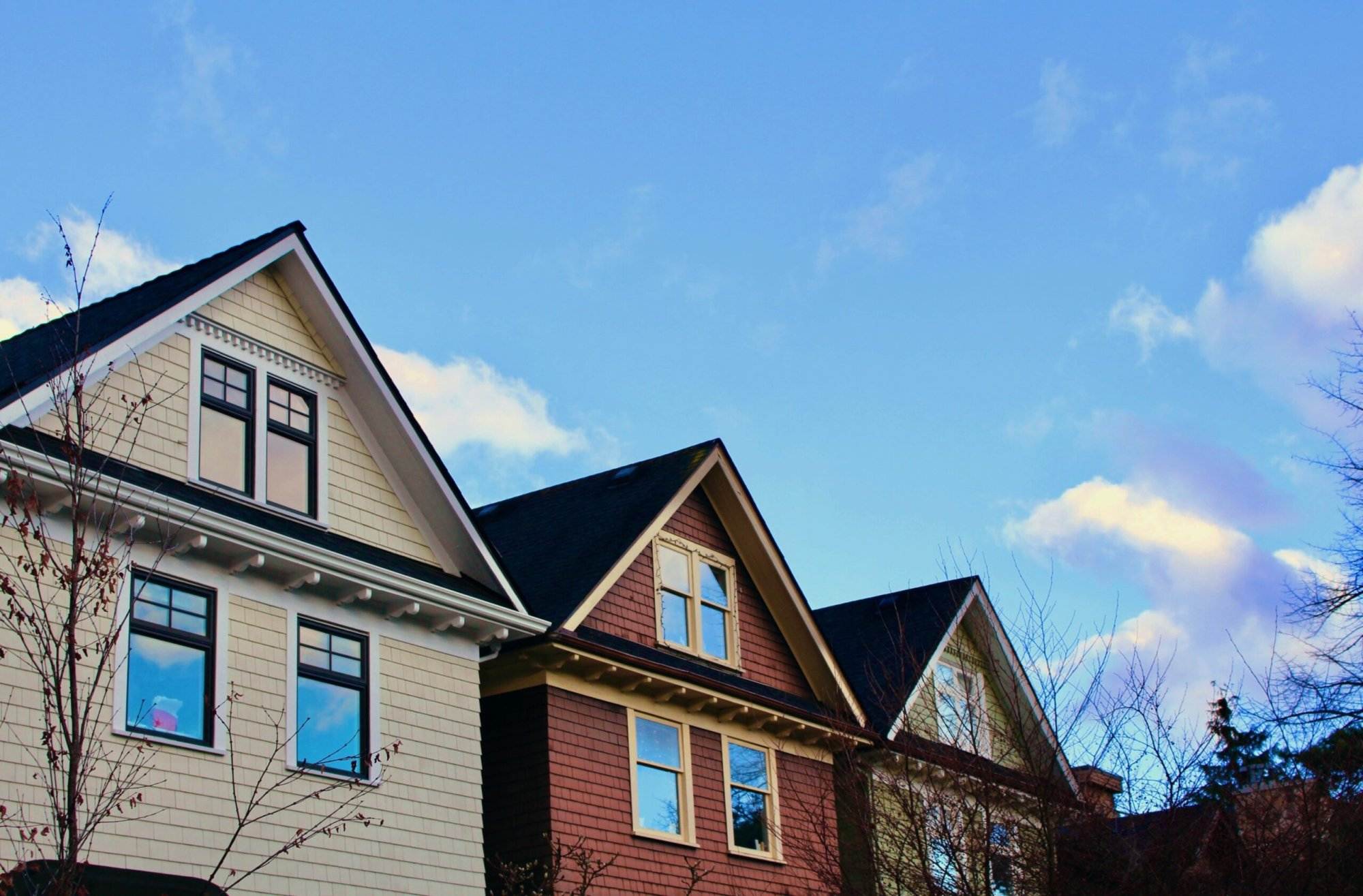 A row of houses in Kitsilano war memorial, one of the community centres in Vancouver with a blue sky in the background.