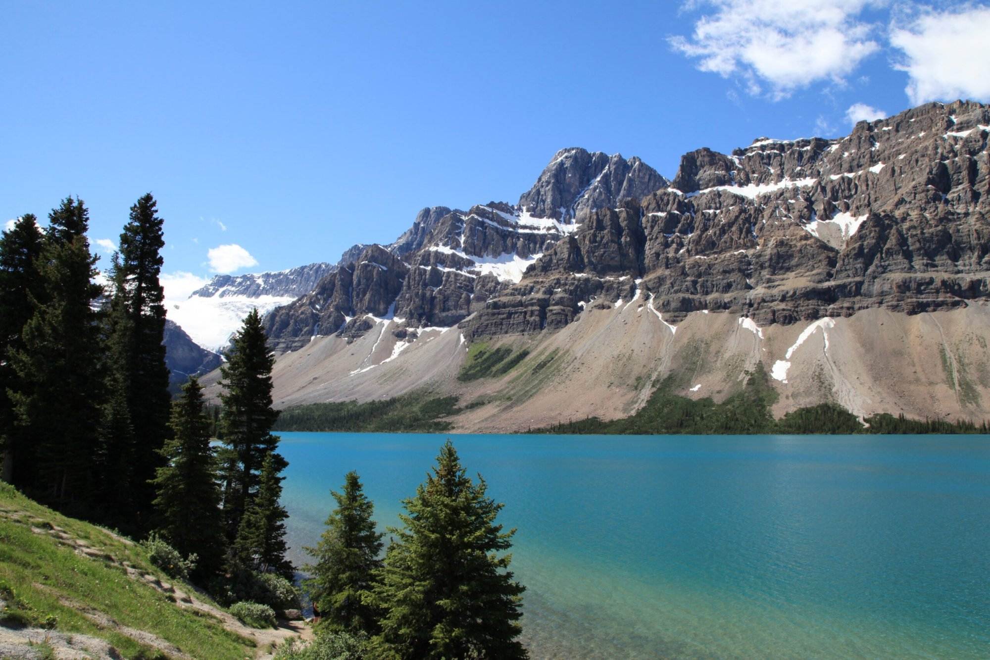 A view of the waterbody of Bow Lake and the mountains in the background. 