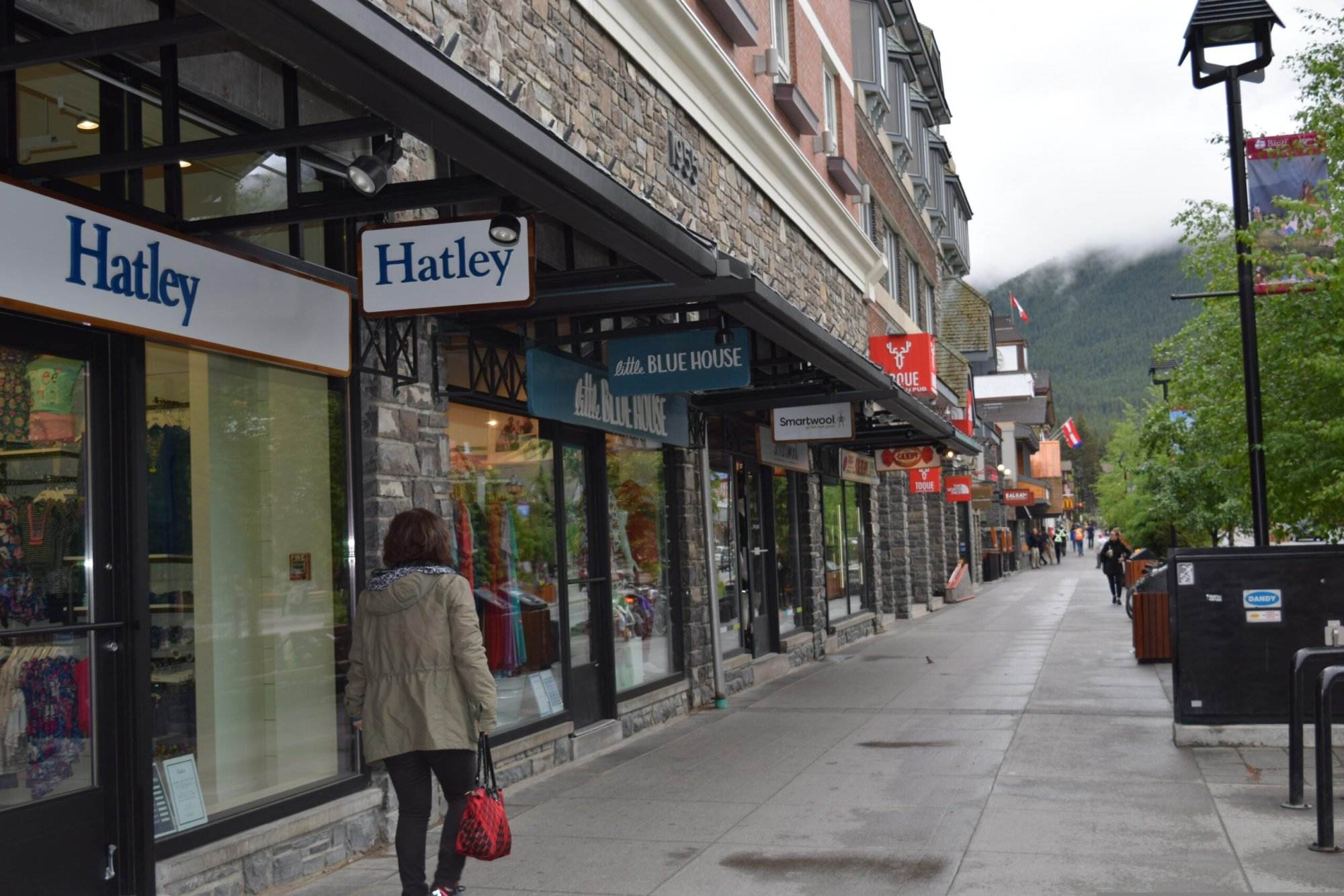 A street view of the Banff Town with many shops on the side.