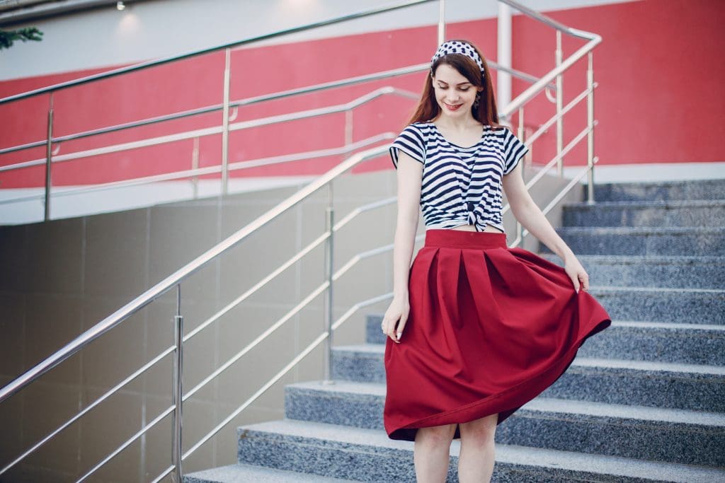 how to wear pleated skirt with sneakers