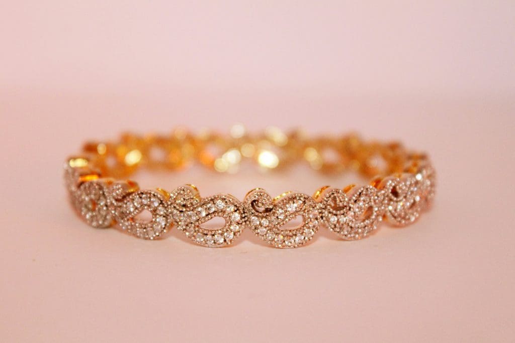 what is a tennis bracelet?